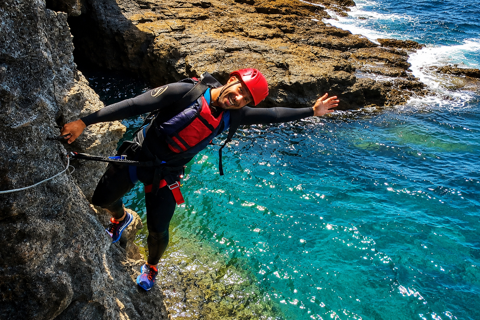 coasteering-gran-canaria-guide-safety-briefing Certified guide giving a safety briefing before a coasteering activity in Gran Canaria